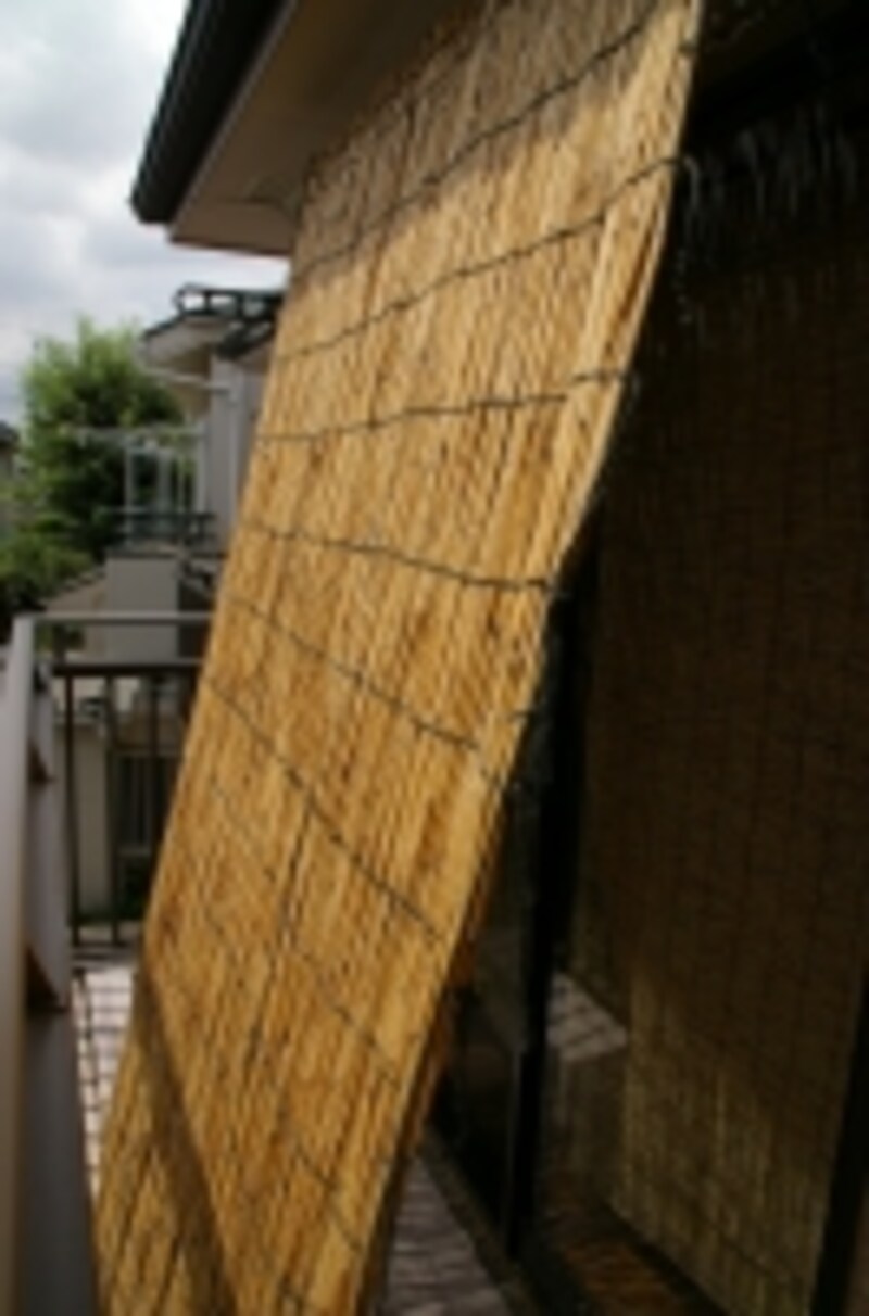 よしずは立てかけて使うのが一般的である