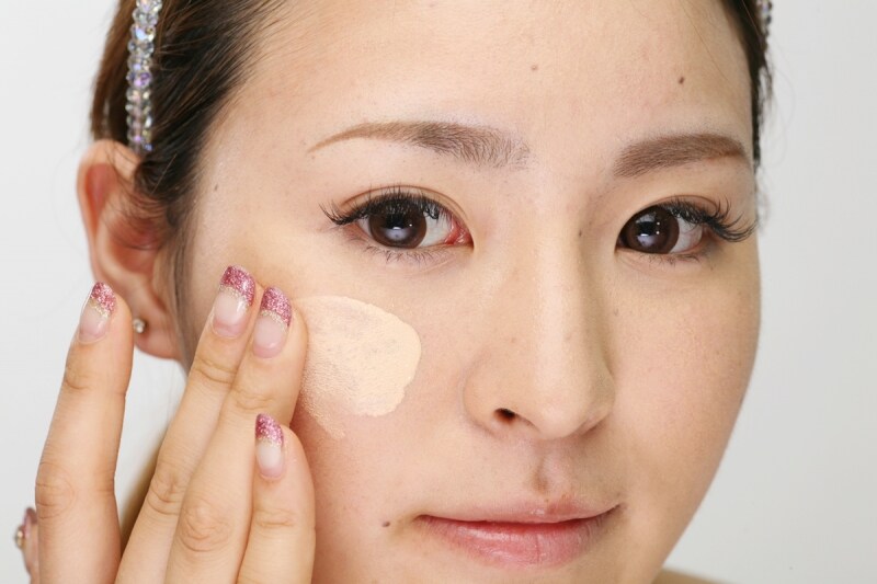 顔の中心から外側にむかって