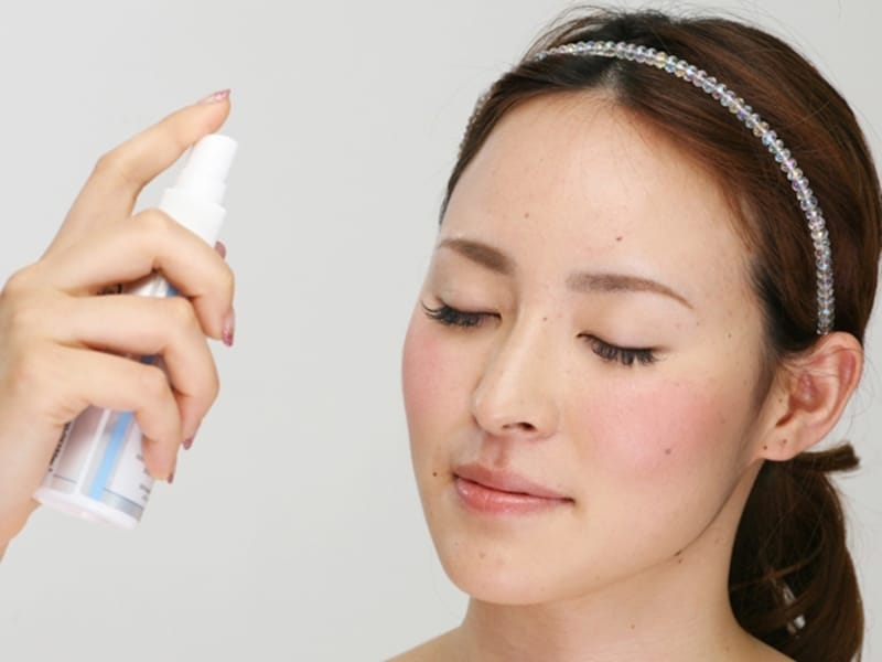 顔全体にスプレーしましょう