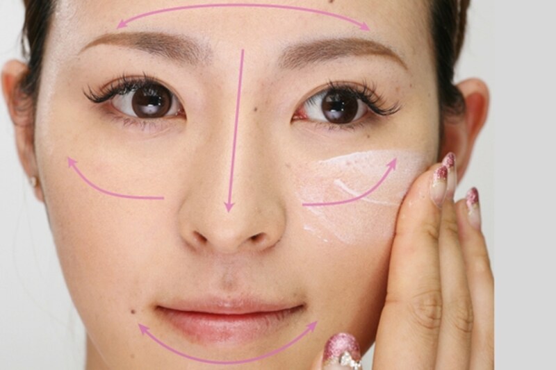 顔の中心から外側にむかって!