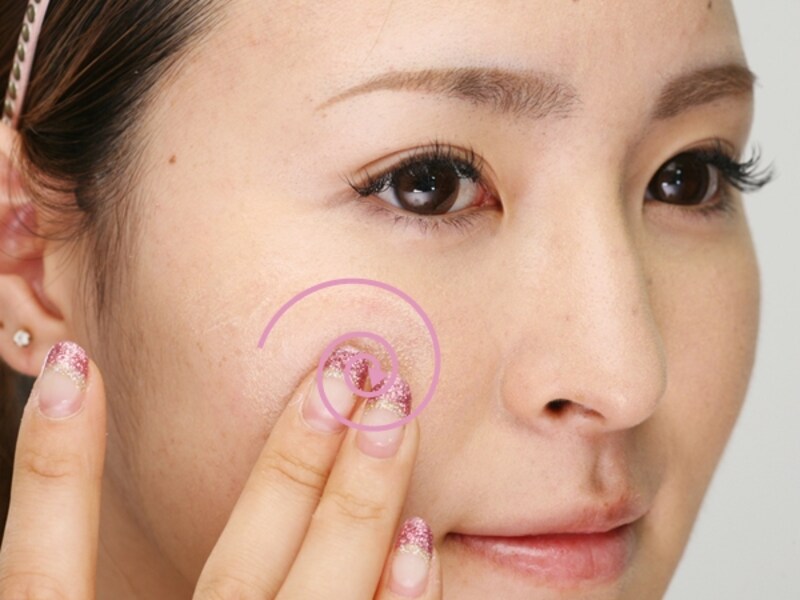 くるくる塗りで、日焼け止めを付け足して!