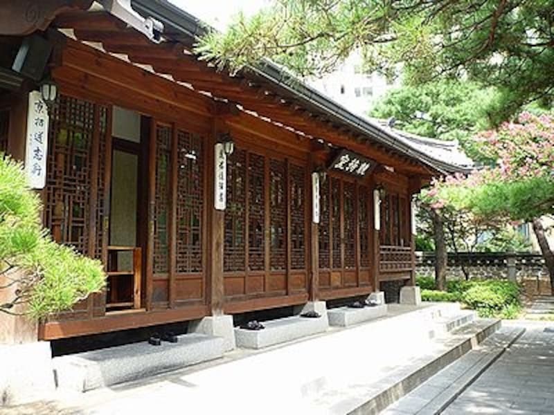 歴史ある建物と美しい庭園が魅力です。