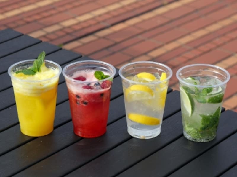 「プレミアム飲み放題」は1000円(税込)プラスで、スタンダード飲み放題(24種類)に加え、野菜やフルーツを使った「ファームサワー」(画像、全7種)ワインカクテル、ノンアルコールカクテルなど、全44種類が飲み放題に(2018年5月21日撮影)