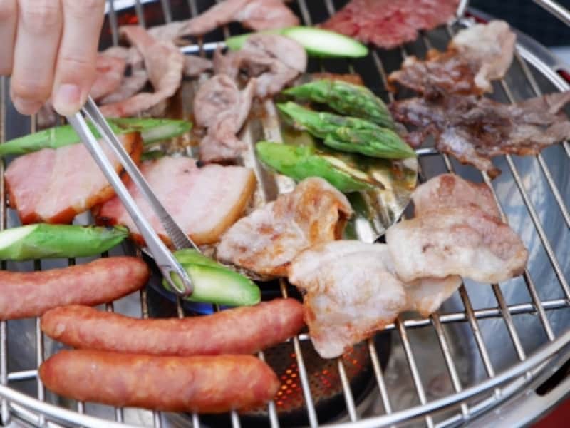 無煙炭火BBQグリル「LOTUS GRILL」を使用。「牛肉お楽しみセット(5800円)」「肉バリューセット(5800円、3000円)」「ジンギスカンバリューセット(3000円)」といったセットメニューがお得(2018年5月25日撮影)