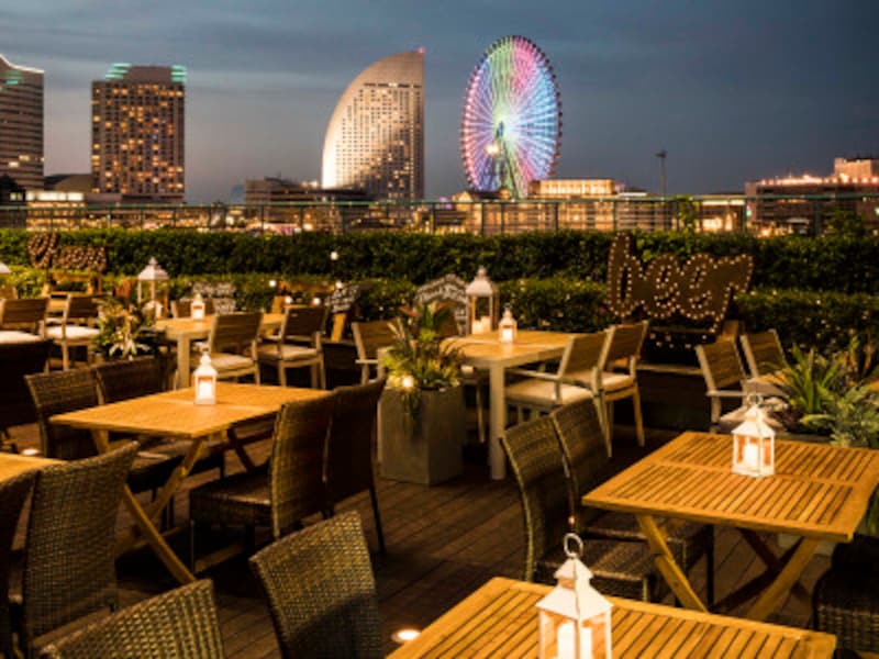 みなとみらいの夜景をバックにアジアン料理を楽しめるビアガーデンがクロスゲート屋上庭園にオープン(画像提供:広報事務局)