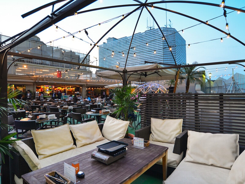 横浜モアーズ最上階、雨が降っても対応可能な全天候型のビアガーデン（画像はイメージ、画像提供：ゼットン）