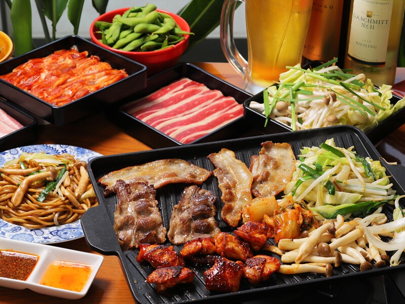 牛・豚・鶏肉食べ放題！スパイシーでボリューミーなアジアンBBQが楽しめます（画像はイメージ、画像提供：ゼットン）