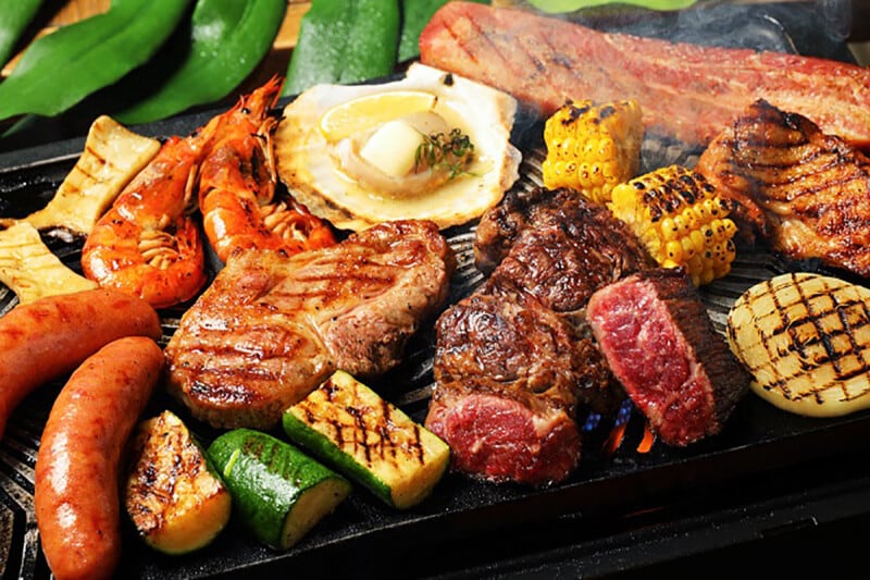 お肉に加えてホタテやエビなどの海鮮も味わえる「プレミアムBBQコース」（画像はイメージ、画像提供：山手十番館）