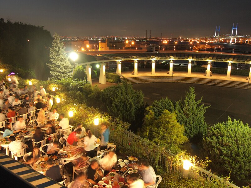 横浜ベイブリッジが見えるロケーションでBBQを楽しめます（画像提供：KKRポートヒル横浜）