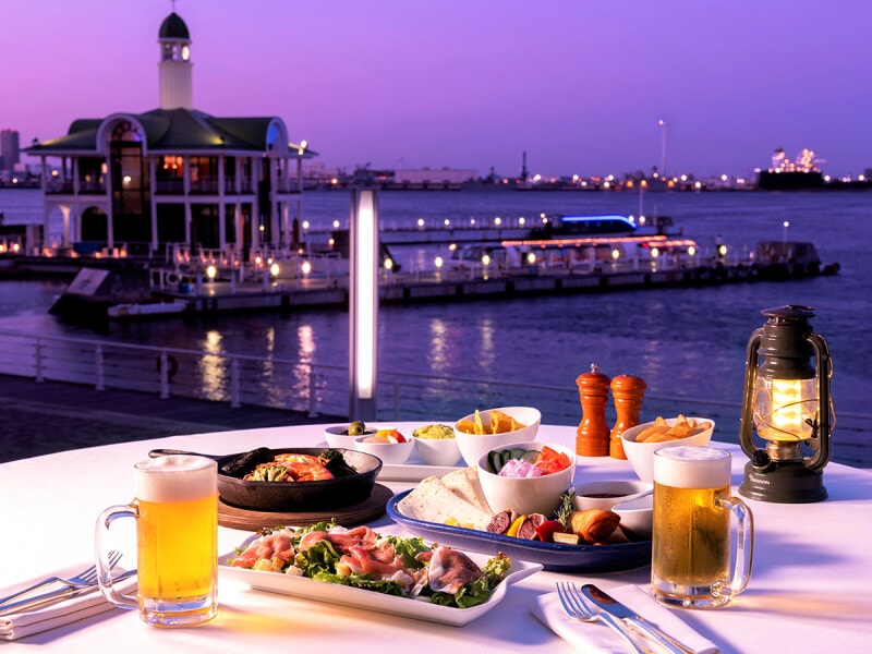 海を見ながら、ホテルシェフ特製のハワイアングルメと生ビールを楽しんで（画像はイメージ、画像提供：ヨコハマ グランド インターコンチネンタル ホテル）