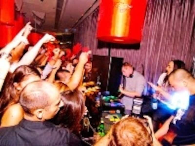 夜中を過ぎると徐々に盛り上がる