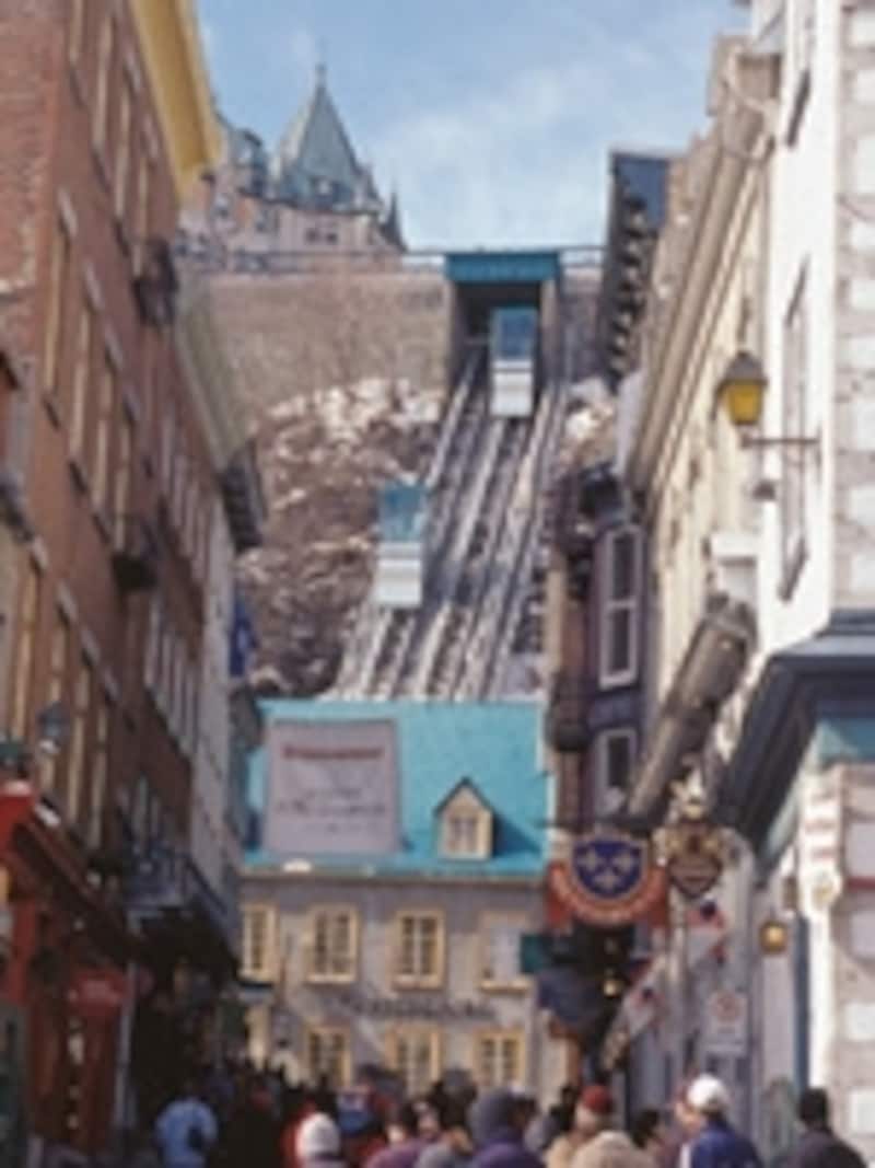 プチシャンレーンと奥に見えるフニキュラー (C) Tourism Quebec
