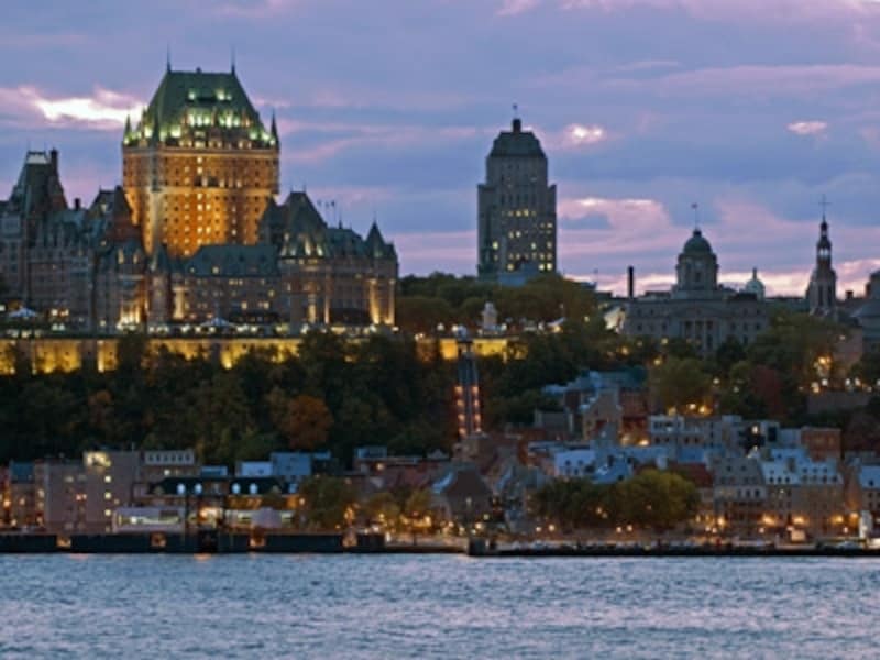 川面から見たケベック旧市街 (C) Tourism Quebec