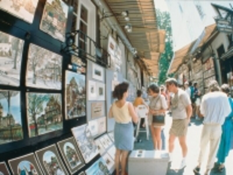 地元の芸術家が集まるトレゾール通り