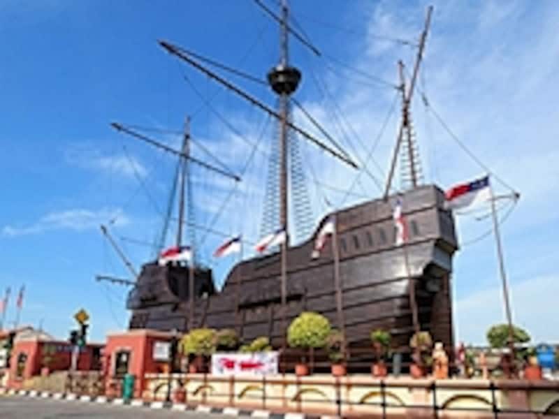当時の列強国ポルトガルの支配下にも置かれたマラッカ。大きな帆船はポルトガル船のレプリカ