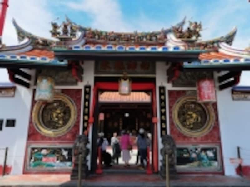 チャイナタウンでひときわ目を引く装飾の美しい寺院