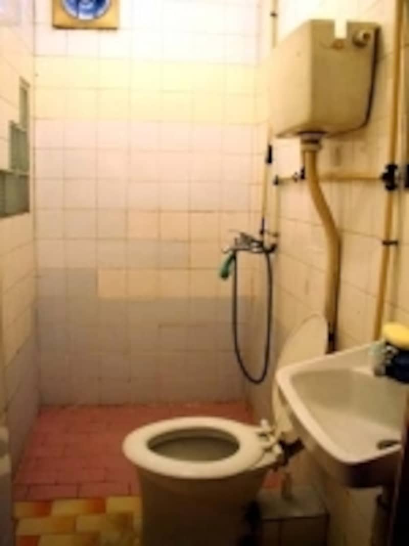 安宿のシャワーはトイレの脇にあることが多い