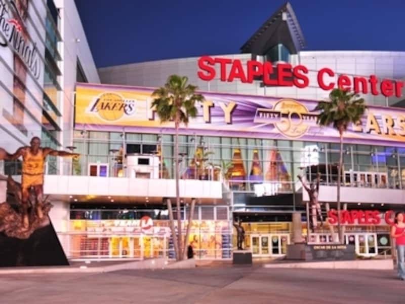 有名選手の金の像が正面に！