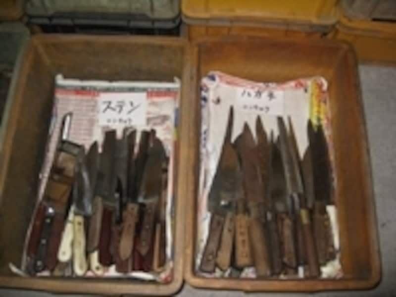 全国から集まってきた刃物は、素材別に分類され、11月まで岐阜県刃物会館の倉庫に厳重に保管されています
