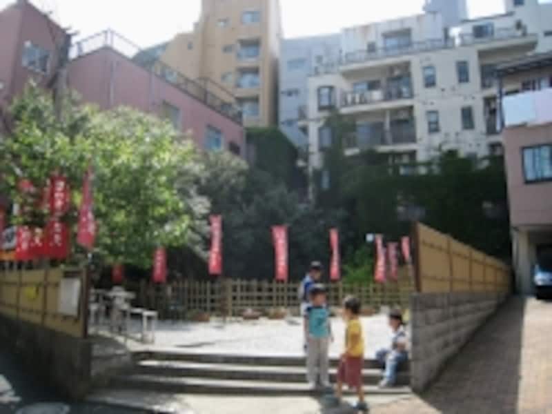 往時の名残か、エリアの一番底に当たる部分には津の守財弁天が祭られている。周囲を見回すと本当に谷底にいることが分かる