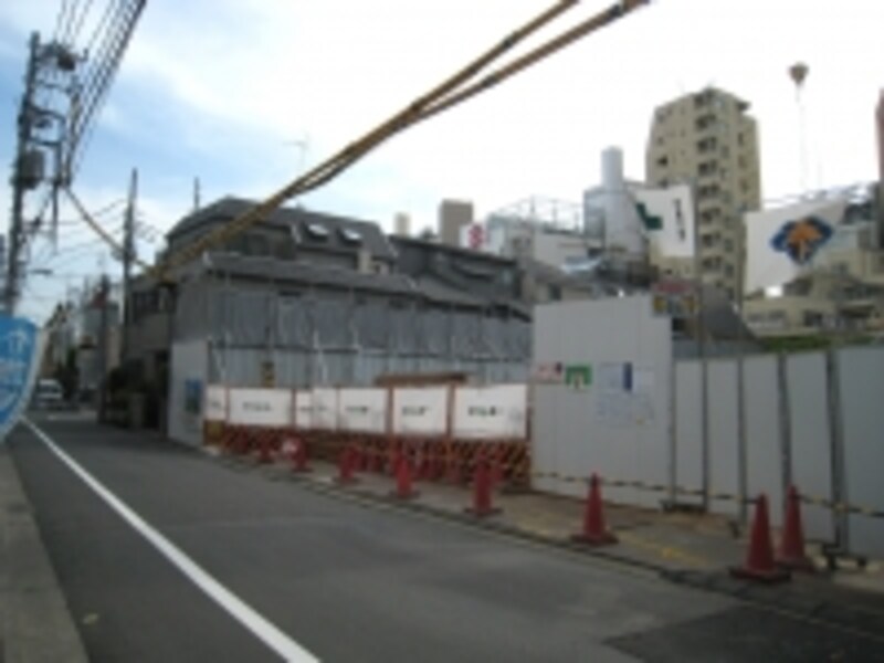 マンションの建設現場。街中にはパーキングになっている土地なども目に付いたが、マンションが建つほどまとまった土地は少なかった