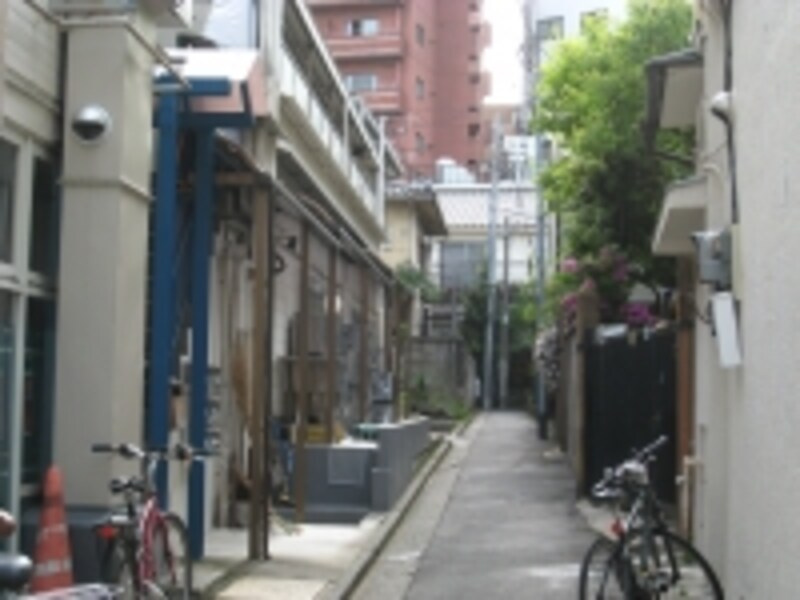 路地には軽重鉄骨造のアパートが。場所に寄っては木造の古い物件も見かけた