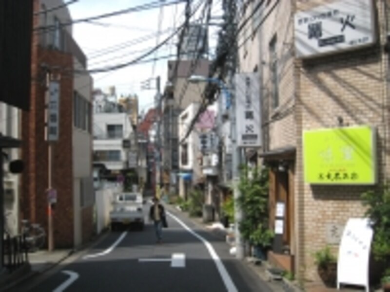 ランチをやっている店もないではないが、昼間はどちらかといえば静かな車力門通り。夜とは大違いだ