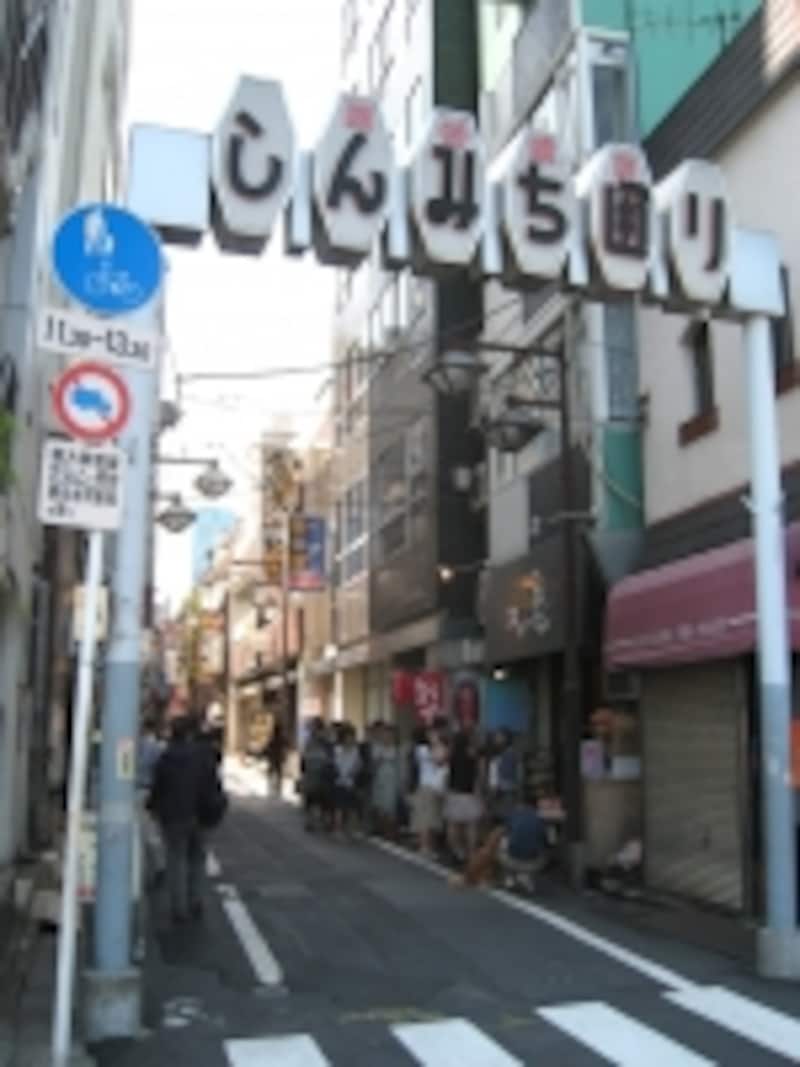 行列ができているのはしんみち通りの２大洋食店エリーゼ