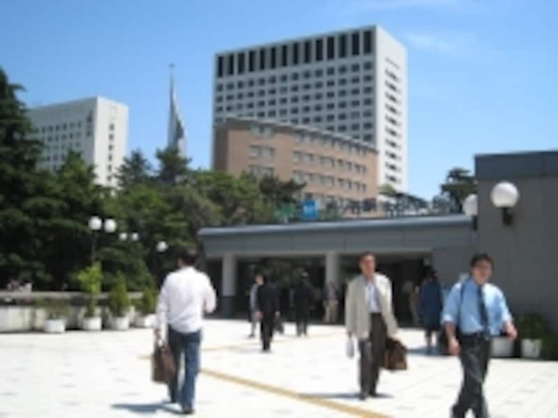 JRと東京メトロ丸ノ内線、同南北線が利用できる四ツ谷駅。こちらはツが入るが四谷三丁目にはツが入らない