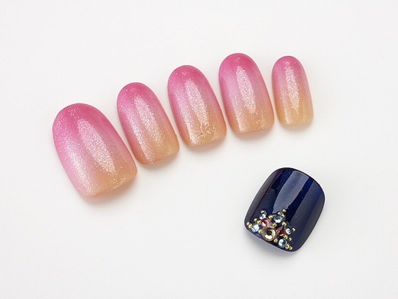 ベージュ×ピンクは肌なじみが良く指をキレイに!