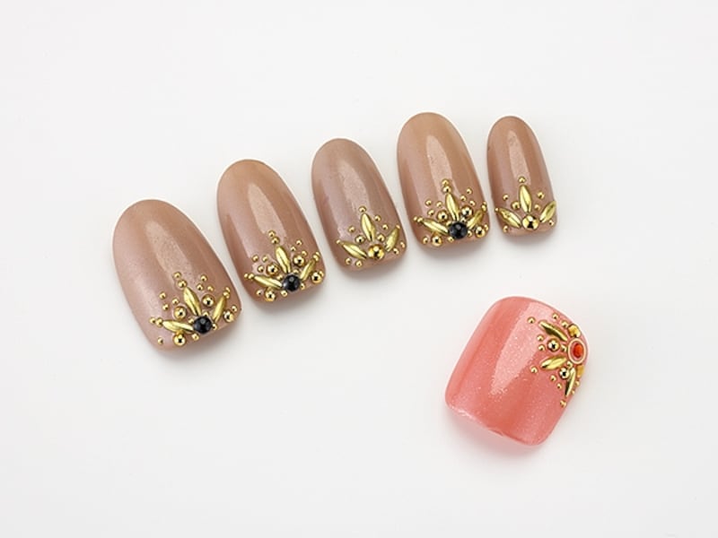 ゴールドのリーフスタッズがシンプルかつゴージャス