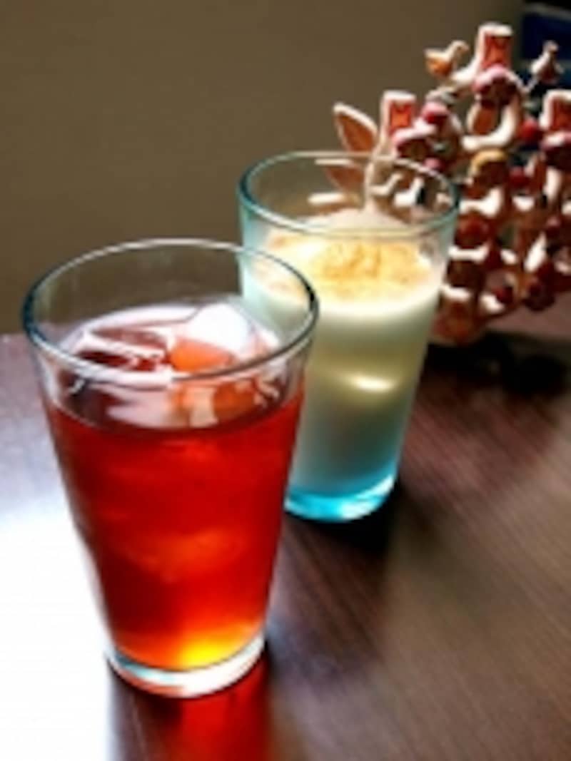 お米でできたオルチャタ（右）とハイビスカスの花を煮だしたハマイカ（左）