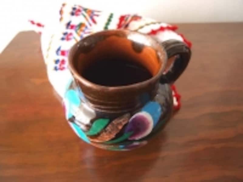 つぼのようなカップにコーヒーが