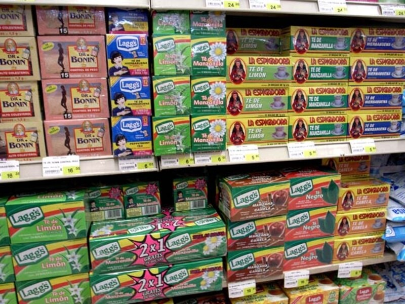 スーパーには豊富な種類のティーパックが並ぶ