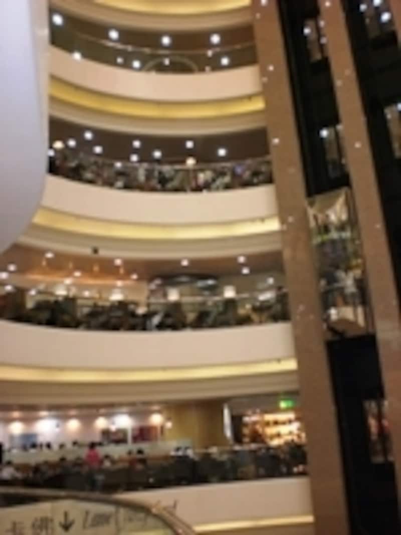 地下には輸入食品を扱っているスーパーもある