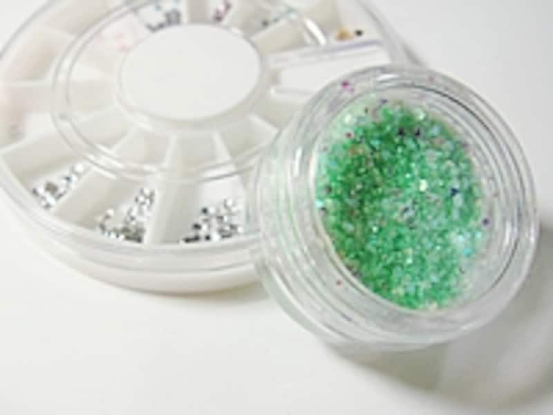 ミックスタイプのグリッターと各種ストーンを用意しましょう。