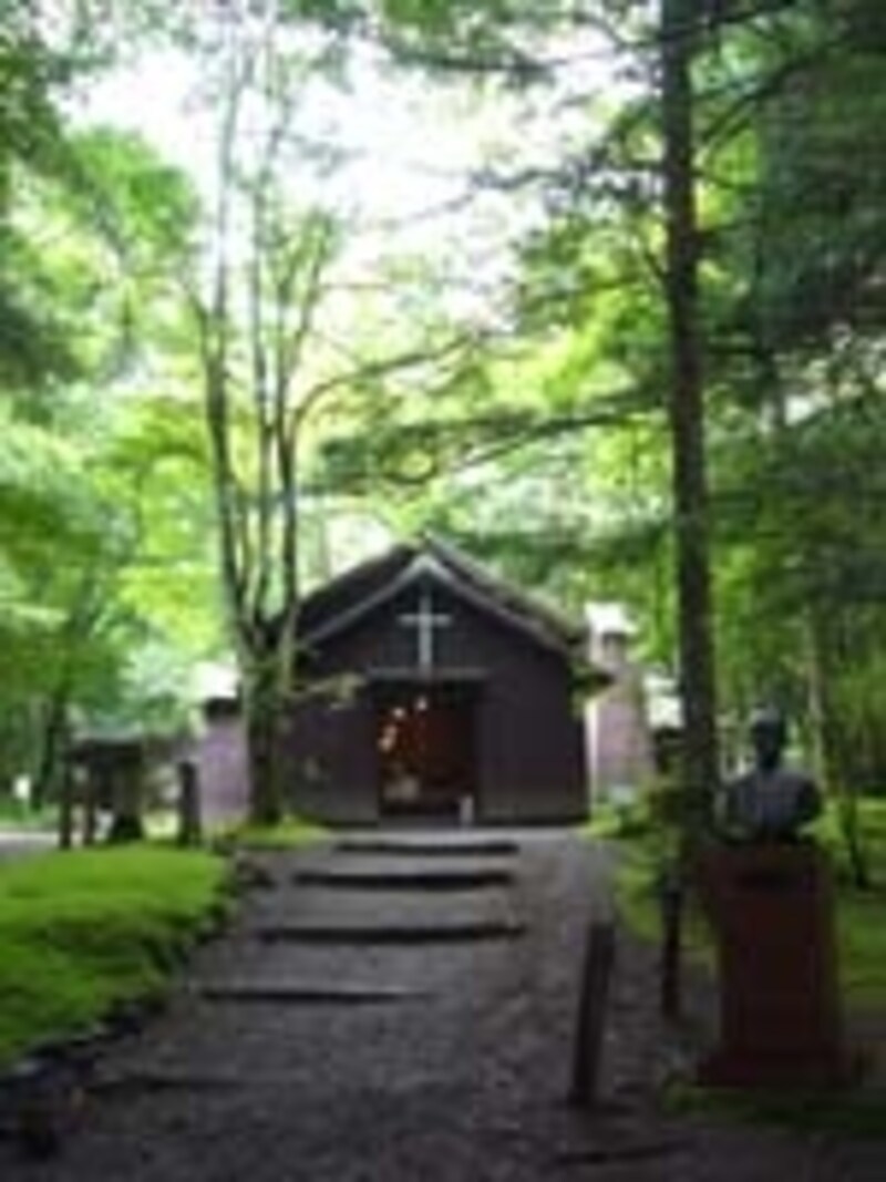 青々とした緑の中にひっそりと立つ、ショーハウス礼拝堂