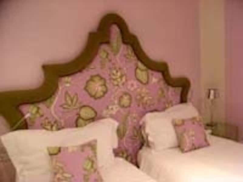 美しい曲線のベッドヘッド