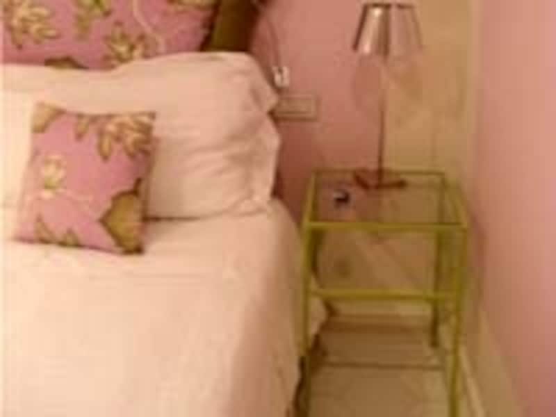 ベッドサイドテーブル