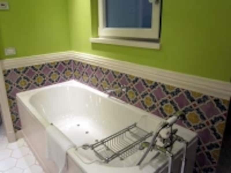 腰壁のタイルが綺麗なバスルーム