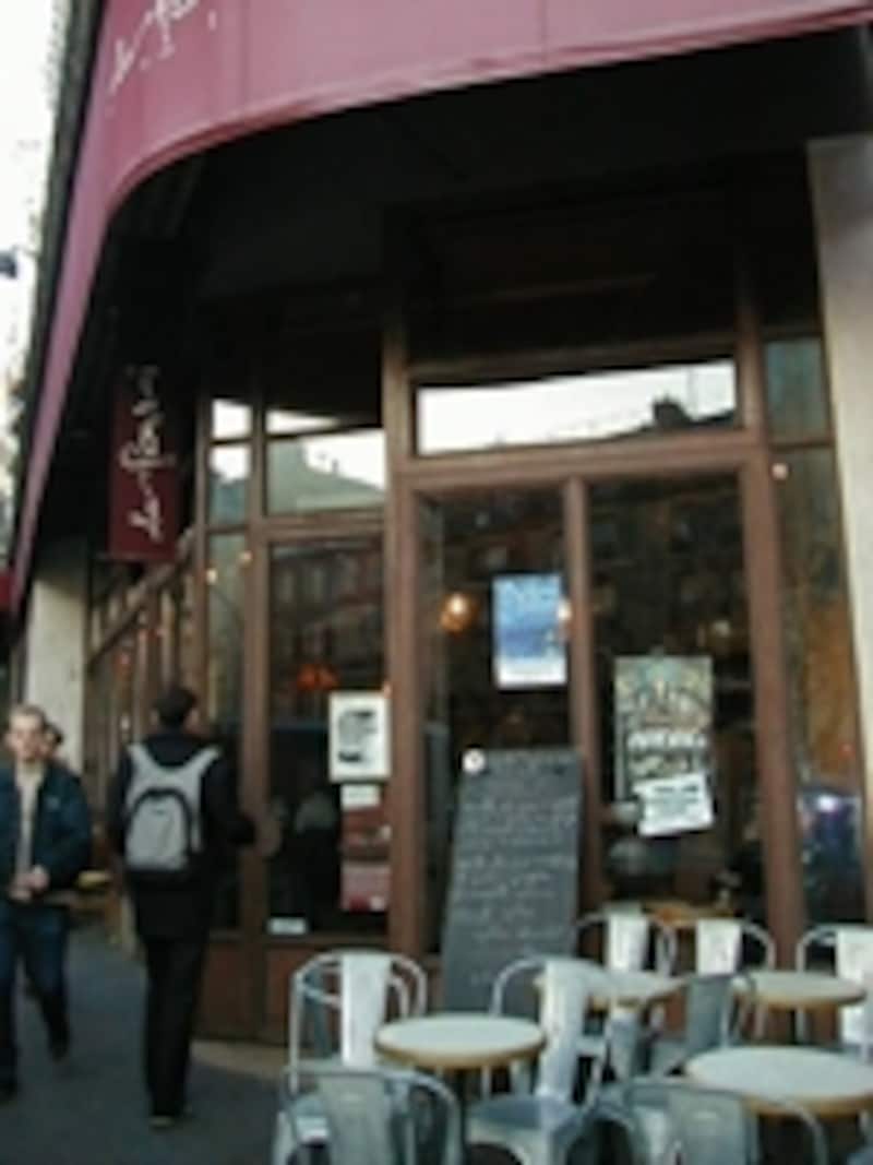 モンマルトルの麓の人気カフェ