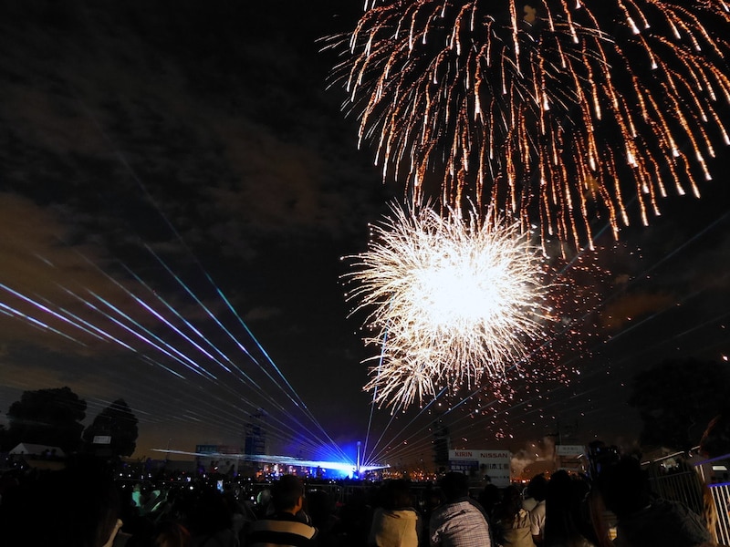 光・音・花火のショーを演出する「ビームスペクタクル in ハーバー」（2016年6月2日撮影）