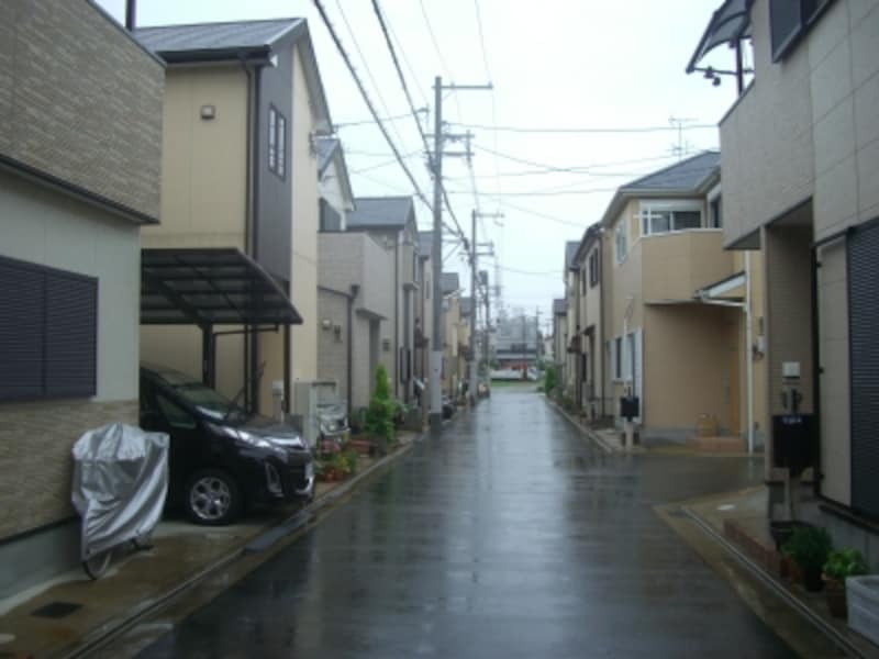 竣工後あまり年数の建っていないと思われる街並。上の写真と比べて植栽が少ないのがわかる。