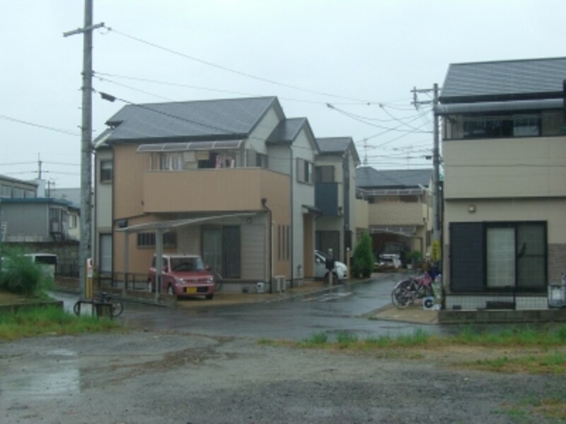 青空駐車場や田畑が多く、戸建分譲の開発余地は大きい。
