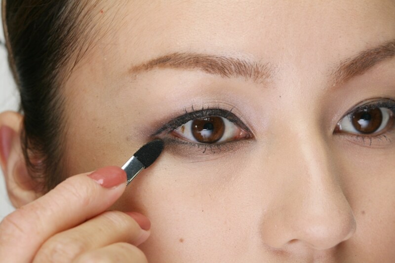 目の際は丸くカーブさせる様にアイシャドウを塗ってみて!