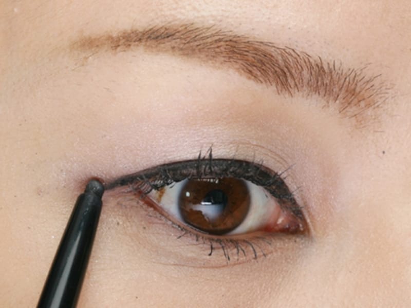 目を開けて、たれ目風にアイラインを引くことがポイント!