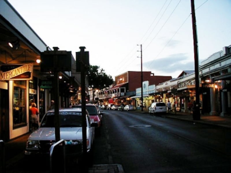 夕陽で色づく夕暮れ時がロマンティックなラハイナの町並み