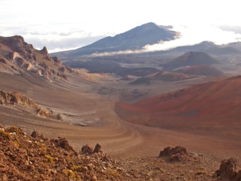 月世界に来たかのような絶景。クレーター内部を歩くトレイルもある