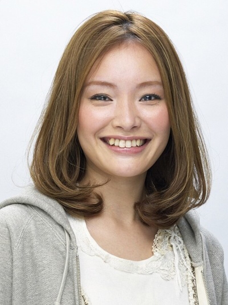 鎖骨ラインのミディアムヘア