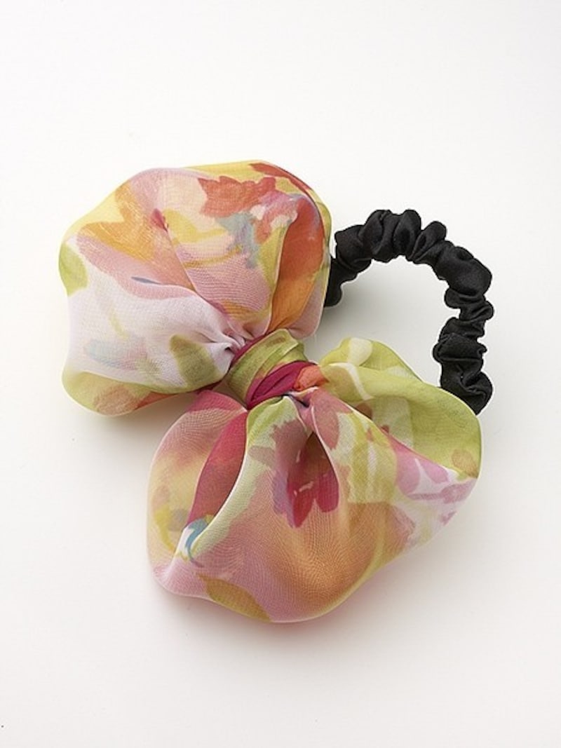 シフォン素材が軽やかなヘアゴム